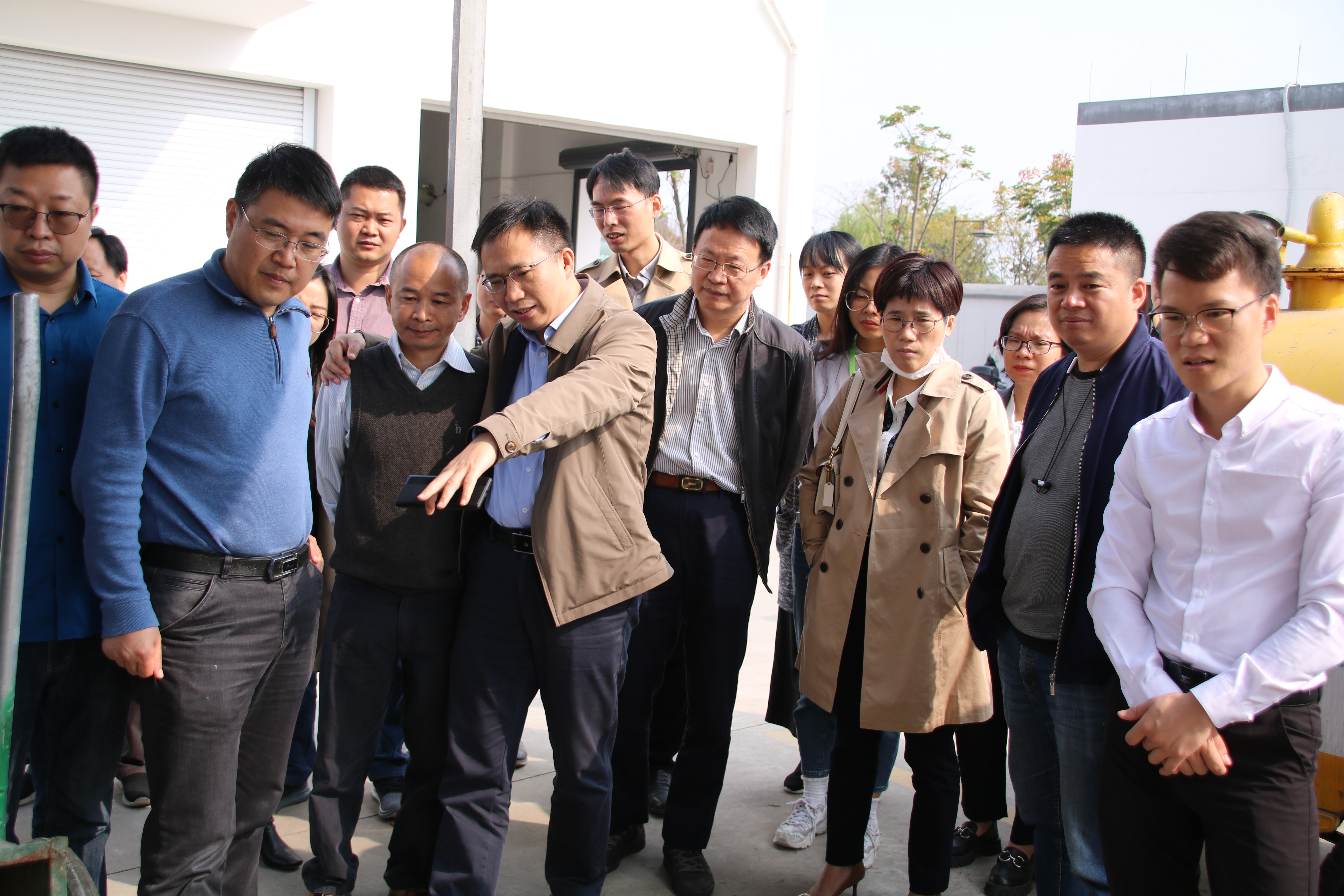 2020年11月19日，福建省生态环境厅党组成员、总工程师郑彧带队来到金沙js9999777零直排示范项目现场考察指导。