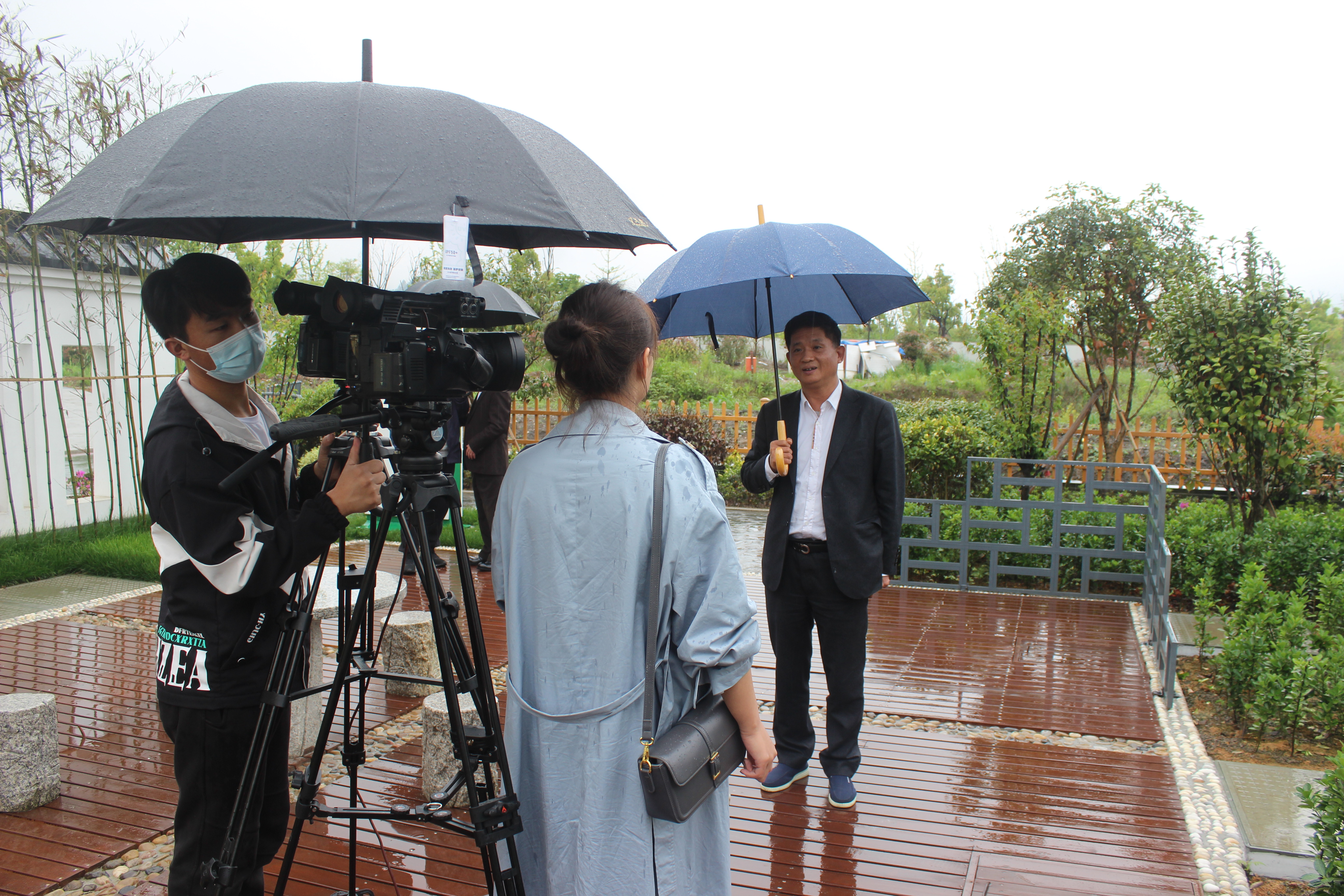 2021年4月12日，杭州市建委党组成员、二级巡视员叶青在金沙js9999777湖埠村农村生活污水治理设施现场接受央视《大国匠心》栏目专访。